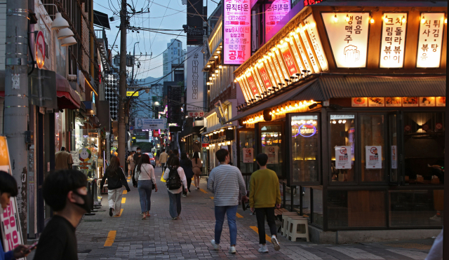 11일 오후 대구 중구의 클럽 및 유흥시설이 밀집한 골목이 한산한 모습을 보이고 있다. 이날 대구시는 클럽 등 유흥시설을 대상으로 2주 동안 운영 자제를 권고하는 행정명령을 내렸다. 김영진 기자 kyjmaeil@imaeil.com