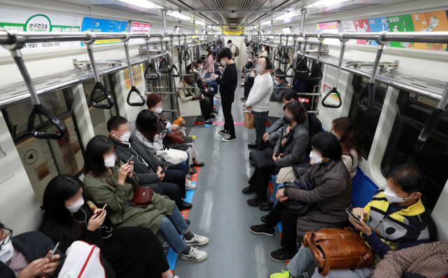 지난 7일 오전 대구 지하철 1호선이 출근길 승객들로 붐비고 있다. 연합뉴스