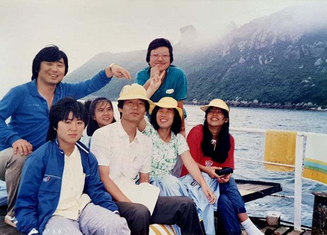 1987년 여름 보길도 가는 배 위에서 김기현(가운데) 교수님과 동아리 