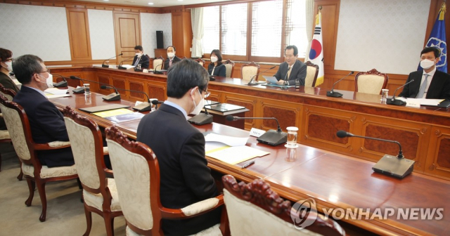 정세균 국무총리가 지난 4월 1일 정부서울청사에서 열린 포항 지진 진상조사위원회 첫 회의를 주재하며 발언하고 있다. 연합뉴스