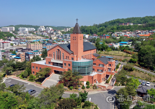 추기경의 초임지이자 안동교구 주교좌성당인 목성동성당. 목성동 일대는 종교타운으로, 개신교 교회와 불교 사찰, 안동김씨 종회소, 유교문화회관, 신흥종교 포교원까지 자리잡고 있다. 김태형 선임기자 thk@imaeil.com