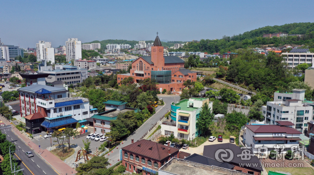 추기경의 초임지이자 안동교구 주교좌성당인 목성동성당(가운데 건물). 목성동 일대는 종교타운으로, 개신교 교회와 불교 사찰, 안동김씨 종회소, 유교문화회관, 신흥종교 포교원까지 자리잡고 있다. 김태형 선임기자 thk@imaeil.com