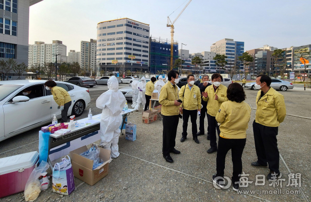 안동시는 지난 4월 예천발 코로나19 확진사례가 도청 신도시로 확산되면서 시군간 경계를 넘어 신도시 예천지역에 선별진료소를 설치하고 신도시 주민 들에 대한 무료 검체 채취 조사를 벌였다. 매일신문 D/B