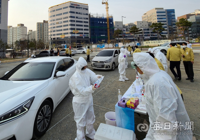 안동시는 지난 4월 예천발 코로나19 확진사례가 도청 신도시로 확산되면서 시군간 경계를 넘어 신도시 예천지역에 선별진료소를 설치하고 신도시 주민 들에 대한 무료 검체 채취 조사를 벌였다. 매일신문 D/B