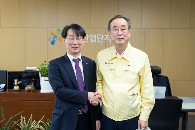 경북 구미를 방문한 김정환(왼쪽) 한국산업단지공단 이사장이 장세용 구미시장을 만나 악수를 나누고 있다. 구미시 제공