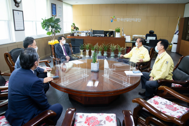 김정환(가운데) 한국산업단지공단 이사장이 경북 구미를 첫 방문해 환담을 나누고 있다. 구미시 제공