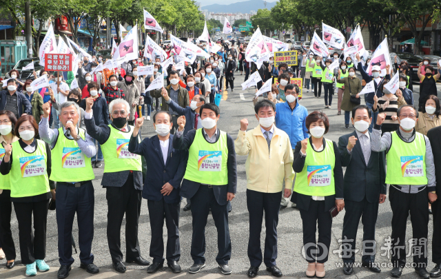 지난 19일 대구 K-2 공군기지 정문 앞에서 통합신공항 대구시민추진단이 국방부에 통합신공항 부지선정위원회 개최를 촉구하는 집회를 열고 있다. 이들은 올해 1월 통합신공항 부지 선정 주민투표 이후 국방부의 최종 이전부지 선정에 대해 미온적·수동적인 대응을 강력히 규탄했다. 성일권 기자 sungig@imaeil.com