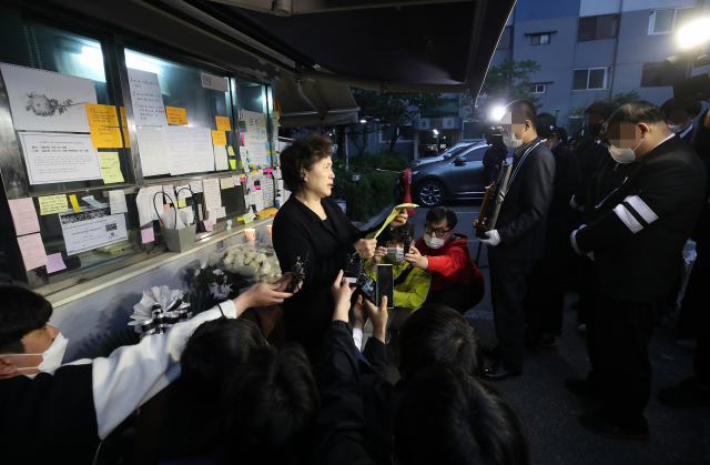 14일 오전 서울 강북구 우이동 한 아파트 경비실 앞에서 아파트 경비원으로 일하다 주민 괴롭힘에 최근 극단적 선택을 한 최희석 경비원의 노제가 열렸다. 한 주민이 추모편지를 낭독하고 있다. 연합뉴스