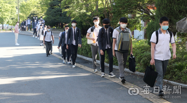 대구 대륜고등학교 3학년 학생들이 등교 수업이 시작된 20일 교사의 안내에 따라 거리두기를 하며 교실로 향하고 있다. 성일권 기자 sungig@imaeil.com