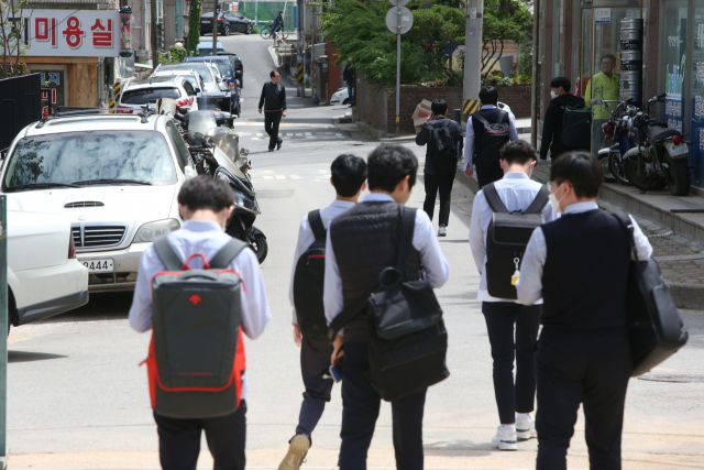 20일 오전 인천광역시 남동구 인제고등학교에서 긴급 귀가 조치가 내려져 학생들이 귀가하고 있다. 신종 코로나바이러스 감염증 고3 확진자 2명이 발생하자 인천시교육청은 미추홀구·중구·동구·남동구·연수구 내 고등학교 66곳의 고3 학생들을 등교하자마자 모두 귀가하도록 조치했다. 연합뉴스