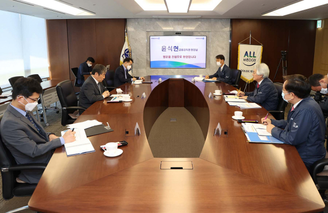 20일 대구를 방문한 윤석헌(왼쪽 앞에서 두 번째) 금감원장이 대구은행 본점 회의실에서 김태오(오른쪽 앞에서 두 번째) 대구은행장과 대화하고 있다. 대구은행 제공