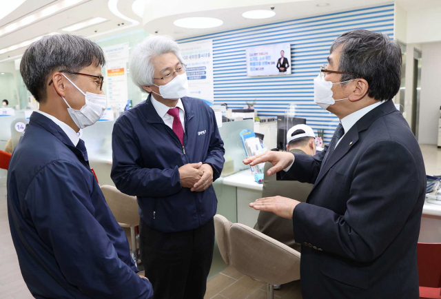 20일 대구은행 본점을 방문한 윤석헌(오른쪽) 금감원장이 김태오(왼쪽 두 번째) 대구은행장과 대화를 나누고 있다. 대구은행 제공