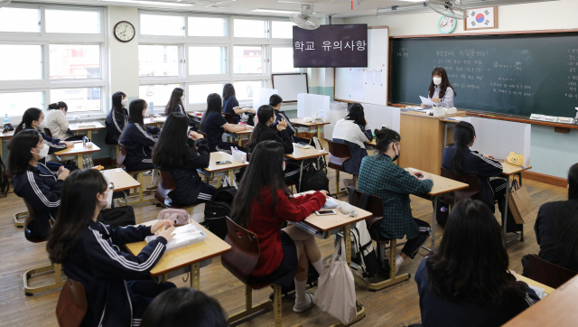 지난달 20일 고3을 시작으로 각 학년이 네 부류로 나눠 이달 8일까지 모두 등교하기 시작했다. 지난달 20일 대구 경북여고에서 등교한 고3 학생들이 수업을 준비하는 모습. 김영진 기자 kyjmaeil@imaeil.com