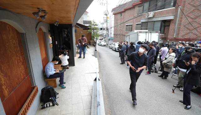 20일 오후 정의기억연대 부실회계·안성 쉼터 고가 매입 의혹과 관련 검찰의 압수수색이 진행 중인 서울 마포구 정의기억연대 사무실 앞에 취재진이 대기하고 있다. 연합뉴스