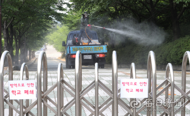 지난 21일 코로나19 확진자 발생으로 폐쇄된 대구 농업마이스터고등학교에서 방역 관계자가 소독하고 있다. 성일권 기자 sungig@imaeil.com