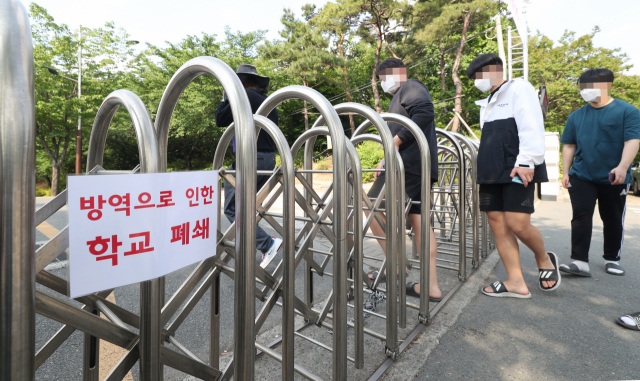 21일 코로나19 확진자가 발생한 대구 농업마이스터고등학교가 폐쇄된 가운데 귀가한 재학생들이 이날 오후 코로나19 검사를 받기 위해 다시 학교로 들어가고 있다. 성일권 기자 sungig@imaeil.com