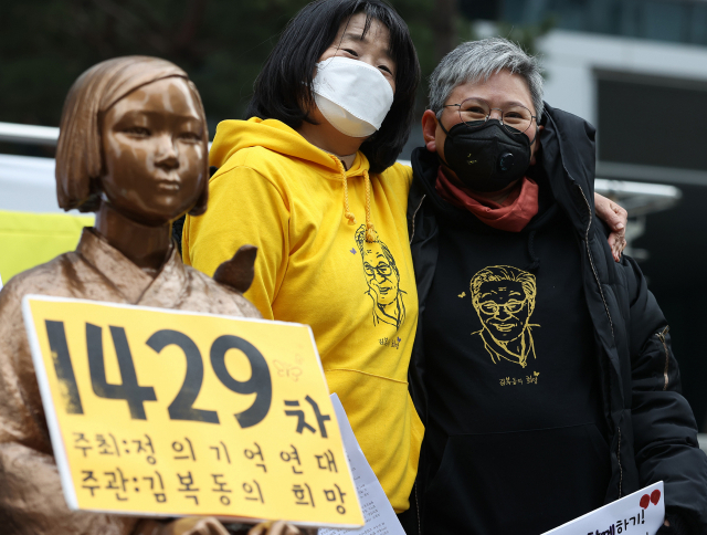 지난 4일 오후 서울 종로구 옛 일본대사관 앞 소녀상에서 정의기억연대(정의연) 주최로 열린 제1429차 일본군 성노예제 문제 해결을 위한 정기 수요시위에서 윤미향 정의연 대표(왼쪽)와 김서경 작가가 김복동 할머니의 얼굴이 새겨진 티셔츠를 입고 있다. 연합뉴스