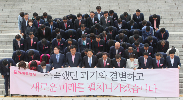 미래통합당 주호영 원내대표, 이종배 정책위의장과 제21대 국회 당선인들이 22일 국회 본관 앞 계단에서 당선자 워크숍을 마친 뒤 