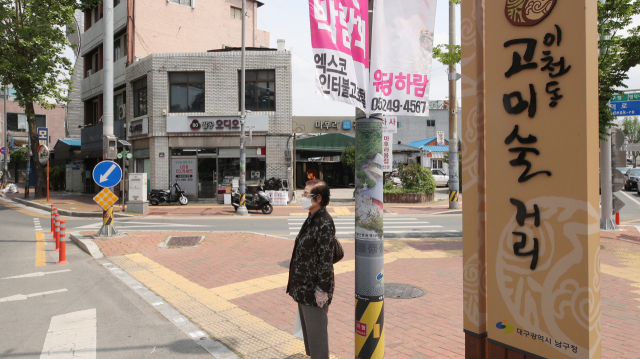 60년의 역사를 지닌 대구 남구 이천동 고미술 거리가 사라질 위기를 맞고 있다. 고미술품에 대한 관심이 시들한 가운데 재개발로 인해 관련 점포들이 가게를 내놓고 떠나야 할 상황에 처했다. 김영진 기자 kyjmaeil@imaeil.com