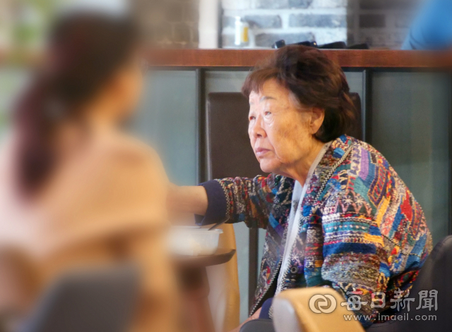 일본군 위안부 피해자 이용수(92) 할머니가 23일 오전 대구 중구 한 숙소에서 식사를 하고 있다. 이 할머니는 25일 오후 2시쯤 대구 남구 모처에서 정의기억연대 논란에 대한 입장을 밝히는 기자회견을 할 예정이다. 안성완 기자 asw0727@imaeil.com