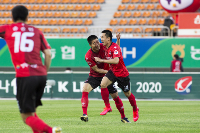 지난 23일 상주시민운동장에서 열린 광주FC와 경기에서 상주상무 강상우(오른쪽)가 전반 5분 왼발슈팅을 성공시킨 뒤 기뻐하고 있다. 상주상무 제공