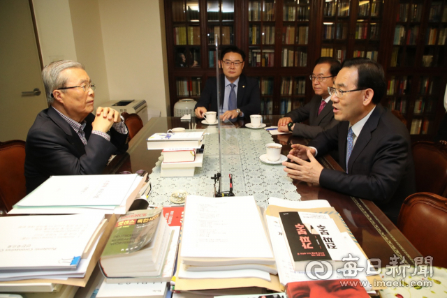 주호영 미래통합당 원내대표은 22일 서울 종로구에 있는 김종인 전 미래통합당 총괄선대위원장의 사무실에서 김 전 위원장을 만나고 있다.