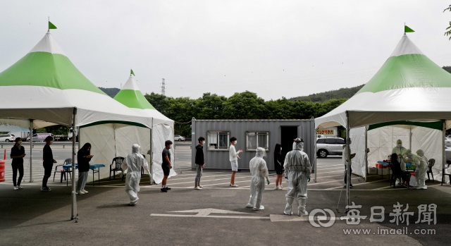 코로나19 감염이 산발적으로 지속되고 있는 가운데 25일 오전 대구 북구 국우터널 인근에 마련된 선별진료소에서 대구체고 기숙사 입소 학생들이 코로나19 진단 검사를 받기 위해 차례를 기다리고 있다. 우태욱 기자 woo@imaeil.com