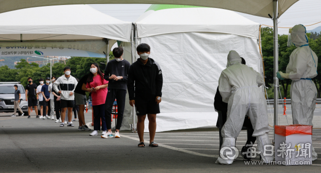 코로나19 감염이 산발적으로 지속되고 있는 가운데 지난달 25일 대구 북구 국우터널 인근에 마련된 선별진료소에서 대구체고 기숙사 입소 학생들이 코로나19 진단 검사를 받기 위해 차례를 기다리고 있다. 매일신문 DB