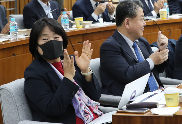 지난 4월 28일 서울 여의도 국회에서 열린 더불어민주당 경제를 공부하는 국회의원 모임에서 더불어민주당 윤미향 비례대표 국회의원 당선인(당시 더불어시민당)이 박수치고 있다. 일본군 위안부 피해자인 이용수 할머니가 정의기억연대의 불투명한 운영 의혹을 제기한 이후 윤 당선인은 명확한 입장표명을 하지 않고 있다. 연합뉴스