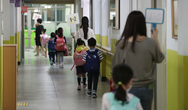 대구의 한 초등학교에서 학생들이 교실로 이동하고 있다. 사진은 기사와 관계없음. 매일신문 DB