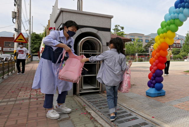 27일 오전 대구 수성구 들안길초등학교에서 1학년 신입생이 학부모와 함께 등교하고 있다. 김영진 기자 kyjmaeil@imaeil.com