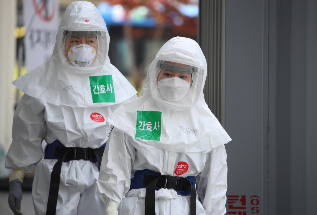 대구 중구 계명대학교 대구동산병원에서 간호사들이 코로나19 환자들이 있는 병동으로 가고 있다. 연합뉴스