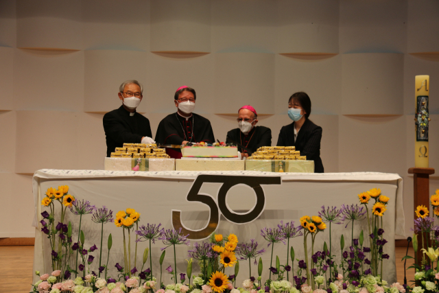 경북 안동 가톨릭상지대학교가 개교 50주년을 맞아 27일 교구 및 대학 관계자들만 참석한 가운데 조용하게 기념미사와 기념식을 진행했다. 가톨릭상지대 제공