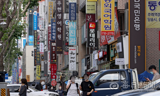 수학, 영어 등 과목별 소규모 학원이 밀집해 있는 대구 수성구 범어동 학원가에서 시민들이 지나고 있다. 해당 사진은 기사 내용과는 상관없음. 매일신문 DB