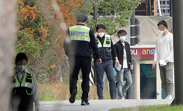 28일 경기도 고양시 덕양구 원흥동 쿠팡 고양 물류센터 입구에서 보안 요원들과 시 공무원들이 분주하게 움직이고 있다. 고양시는 이 센터 직원 500여 명 명단을 확보해 이날 오후 2시부터 전수검사에 들어갔다. 연합뉴스