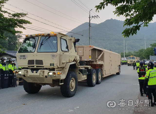 29일 오전 경북 성주 사드(THAAD·고고도미사일방어체계) 기지에 군 장비들이 들어가고 있다.