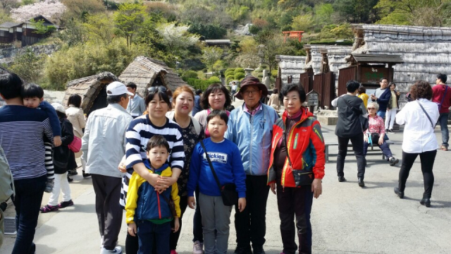 가족들과 함께 여행지에서 기념촬영을 한 고 김정방(오른쪽 두번째·1942.12.4.~2020.5.26.) 씨 생전모습. 가족제공.