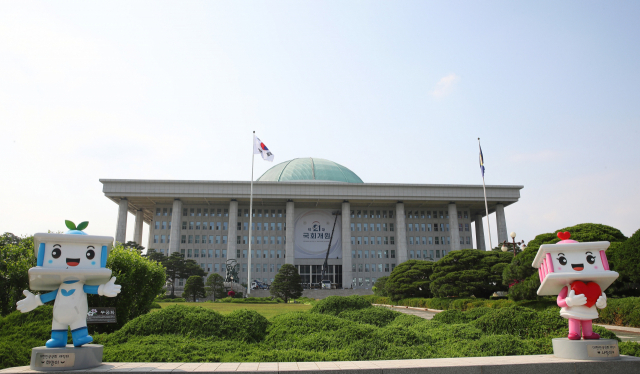 제21대 국회 개원을 앞두고 지난 28일 서울 여의도 국회 본관 건물에 작업자들이 축하 현수막을 걸고 있다. 연합뉴스