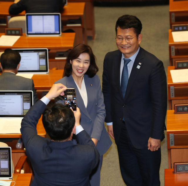 20일 국회 본회의장에서 열린 제378회 국회(임시회) 제1차 본회의에서 더불어민주당 송영길, 박경미 의원이 기념촬영을 하고 있다. 연합뉴스