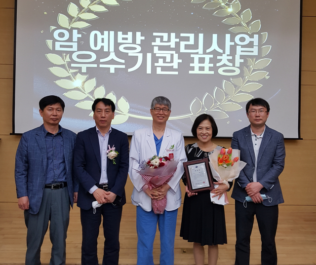 경북 봉화군보건소가 2019년 암 예방사업 평가에서 도지사 표창을 수상한 뒤 기념 사진을 촬영했다. 봉화군 제공