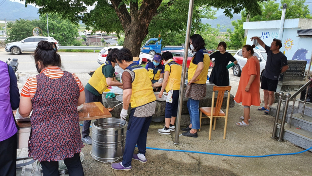 거창군 한마음봉사단 찾아가는 짜장면 봉사활동 펼쳤다. 거창군 제공