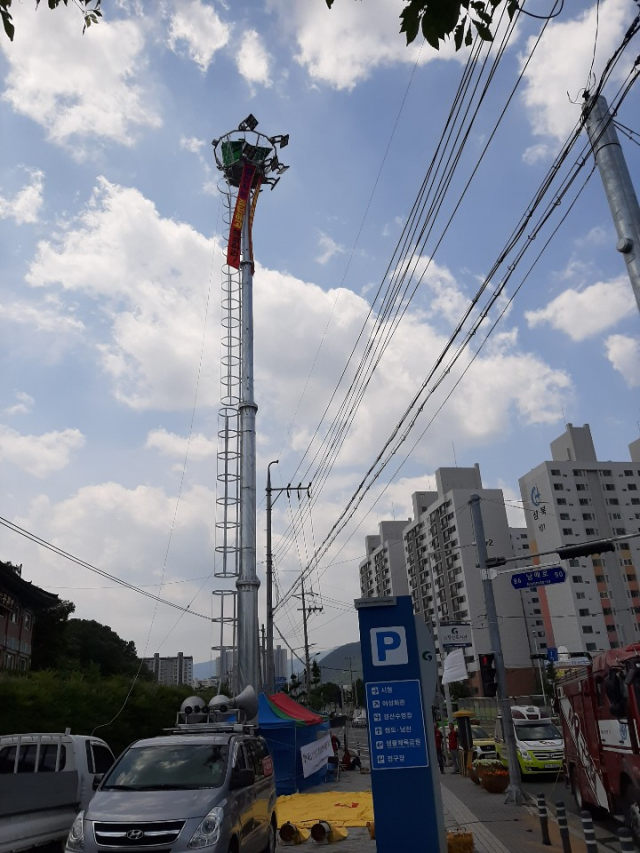 경산시민협동조합택시 조합원 박상태 씨가 1일 오전 4시부터 지상 24m 높이의 경산실내체육관 네거리 조명탑에서 경산시민협동조합택시 설립 허가 취소 등을 요구하며 고공 농성을 하고 있다. 김진만기자