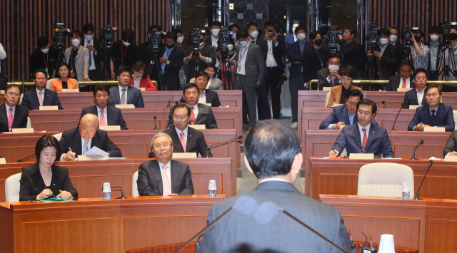 미래통합당 의원들이 2일 국회에서 열린 첫 의원총회에서 주호영 원내대표의 원구성 협상에 관한 설명을 듣고 있다. 연합뉴스