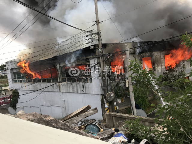 2일 오후 경북 경산시 압량읍 한 창고에서 화재가 발생해 소방당국이 진화 작업 중이다. 독자 제공