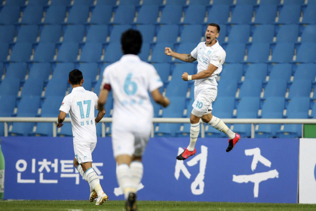 지난달 31일 인천축구전용경기장에서 열린 인천유나이티드와의 경기에서 득점에 성공한 포항스틸러스 일류첸코가 골 세레머니를 하고 있다. 한국프로축구연맹 제공