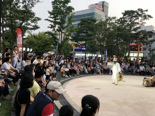 하회별신굿탈놀이 야간 상설공연이 5일부터 9월까지 이어진다. 안동 중앙문화의거리에서 열리는 상설공연에는 지역 문화예술인들의 거리 공연과 버스킹 등이 함께 한다. 사진은 지난해 야간 상설공연 모습. 안동시 제공