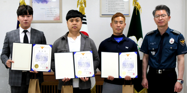 대구북부경찰서가 음주 운전자를 검거하는데 도움을 준 시민 3명에게 경찰서장 감사장을 수여했다. 대구북부경찰서 제공