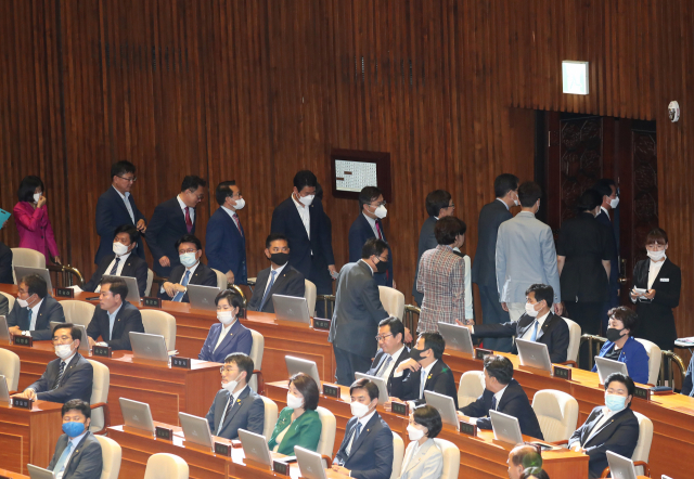 21대 국회가 개원한 5일 본회의장에서 미래통합당 의원들이 주호영 원내대표의 뒤를 따라 퇴장하고 있다. 연합뉴스