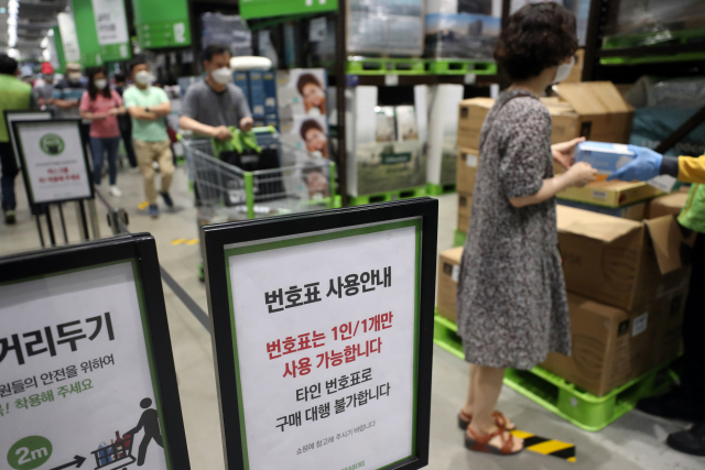 6일 경기도 수원시 영통구 이마트 트레이더스 신동점에서 시민들이 일회용 마스크를 구매하기 위해 길게 줄을 늘어서 있다. 연합뉴스