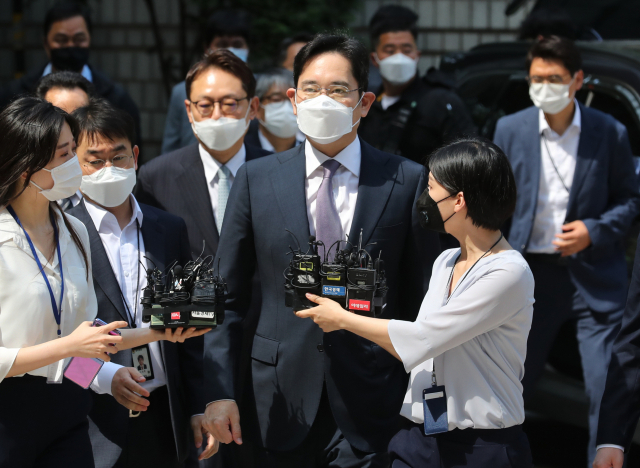 불법 경영 승계 의혹을 받는 이재용 삼성전자 부회장이 8일 오전 서초구 서울중앙지방법원에서 열린 영장실질심사(구속 전 피의자 심문)에 출석하고 있다. 연합뉴스